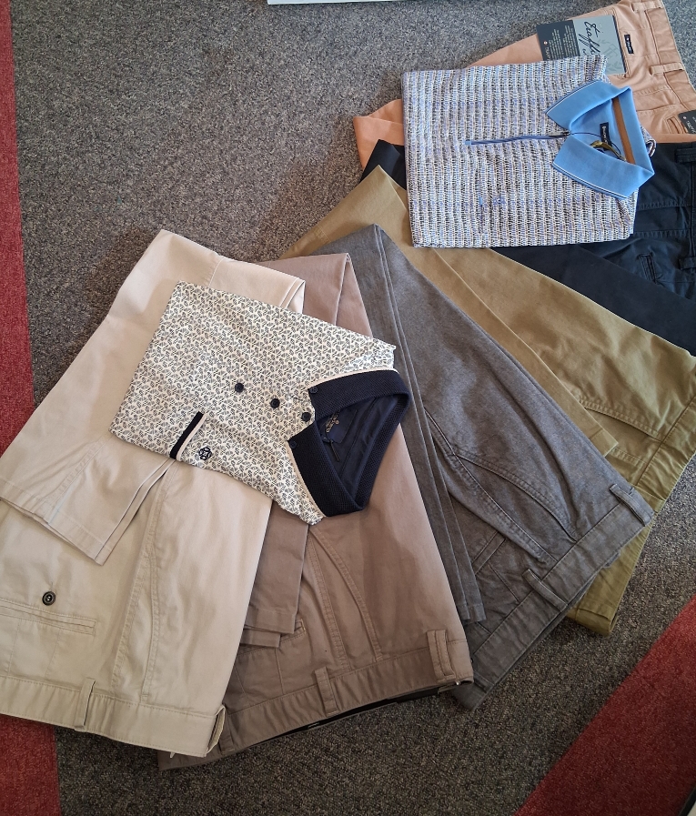 dernière photo variété de couleurs de pantalons