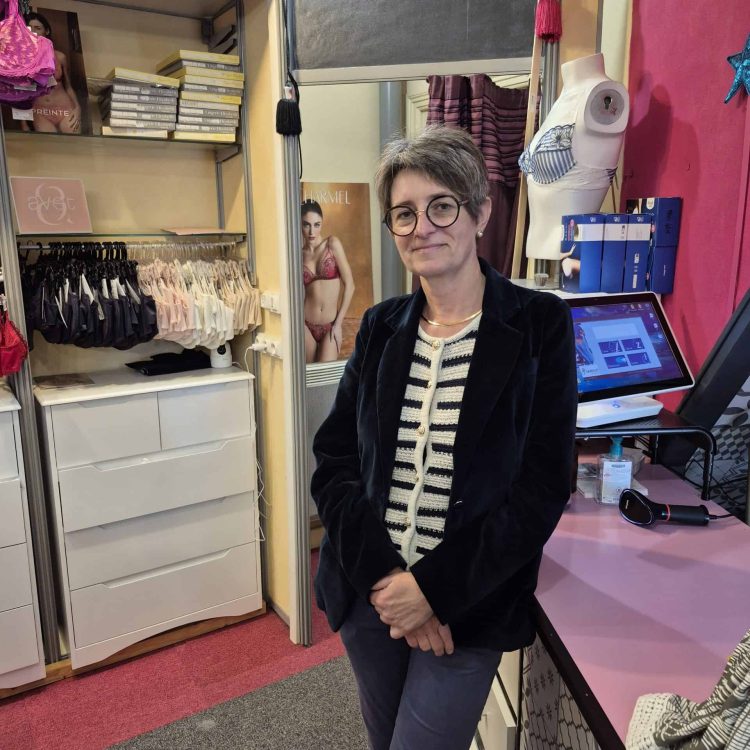 portrait de Fabienne MAZILLE - gérante boutique fleur de peau à Dompierre-sur-besbres